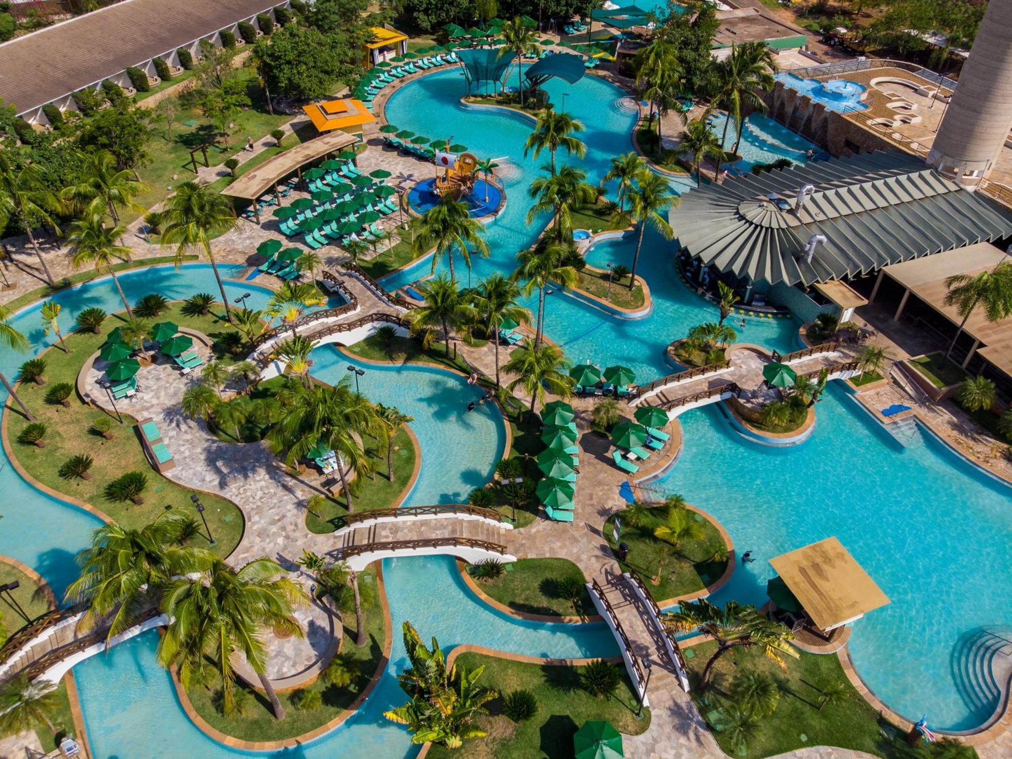 Blue Tree Thermas De Lins Resort Bagian luar foto Aerial view of the water park